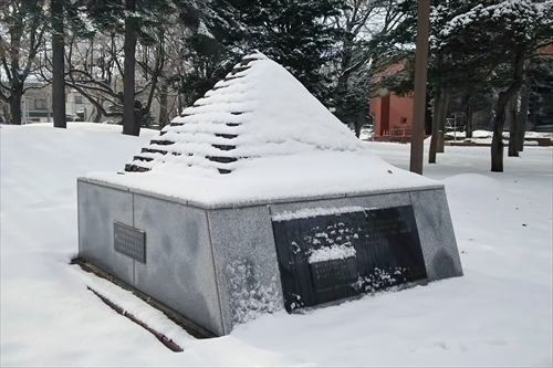 雪のピラミッド